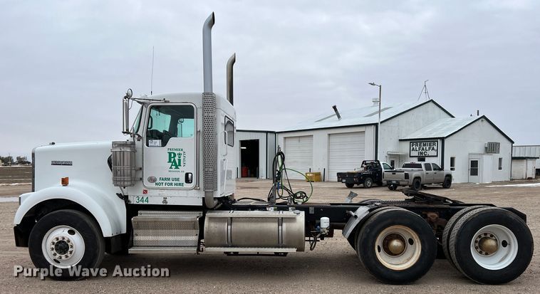 image for item DM2528 2012 Kenworth W900  semi truck