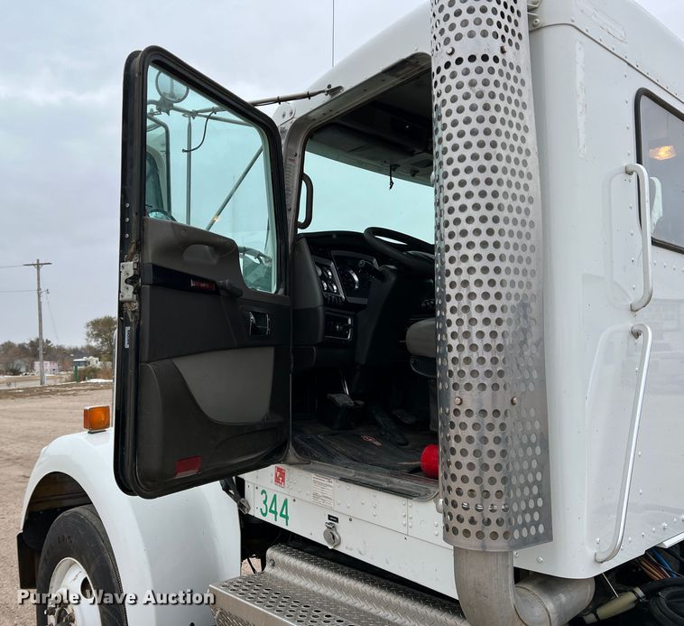 image for item DM2528 2012 Kenworth W900  semi truck