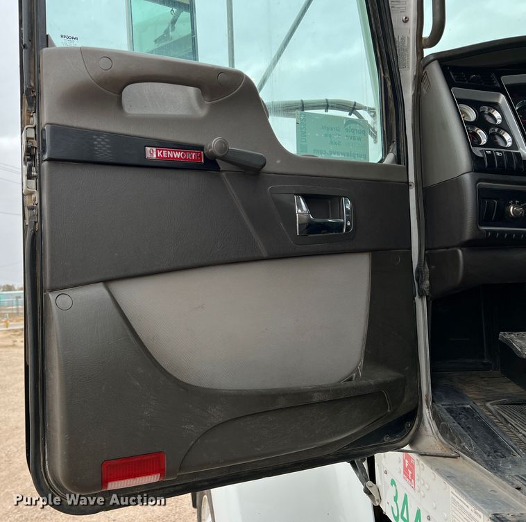 image for item DM2528 2012 Kenworth W900  semi truck