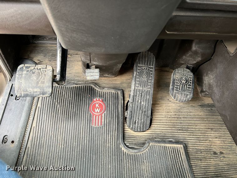 image for item DM2528 2012 Kenworth W900  semi truck