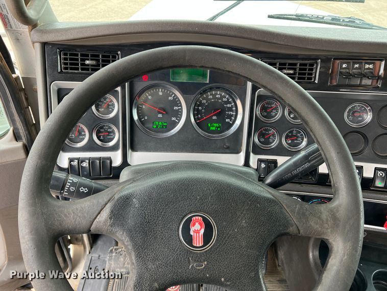 image for item DM2528 2012 Kenworth W900  semi truck