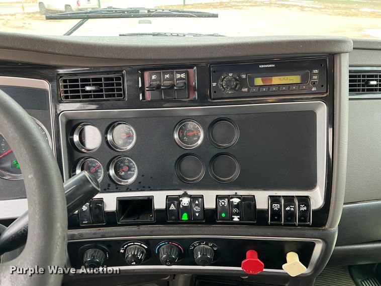 image for item DM2528 2012 Kenworth W900  semi truck