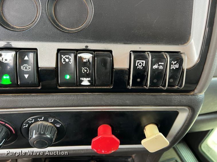 image for item DM2528 2012 Kenworth W900  semi truck