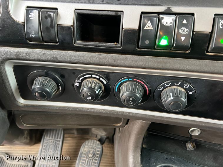 image for item DM2528 2012 Kenworth W900  semi truck