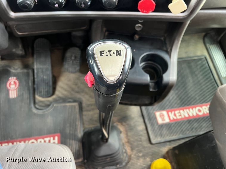 image for item DM2528 2012 Kenworth W900  semi truck