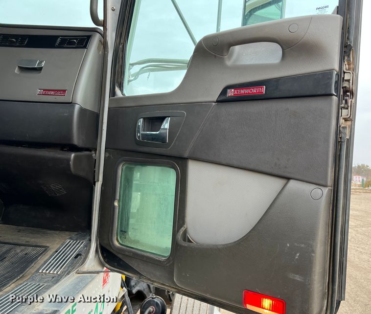 image for item DM2528 2012 Kenworth W900  semi truck