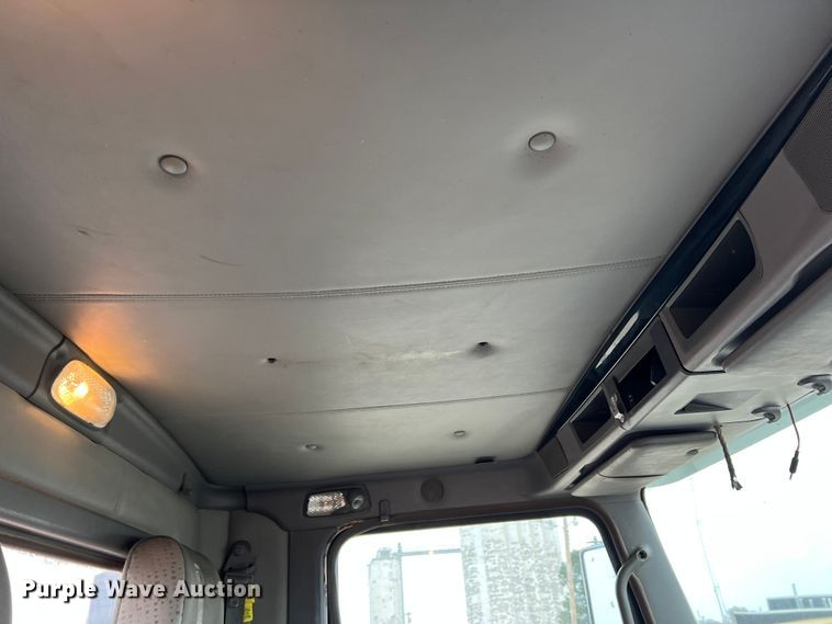 image for item DM2528 2012 Kenworth W900  semi truck