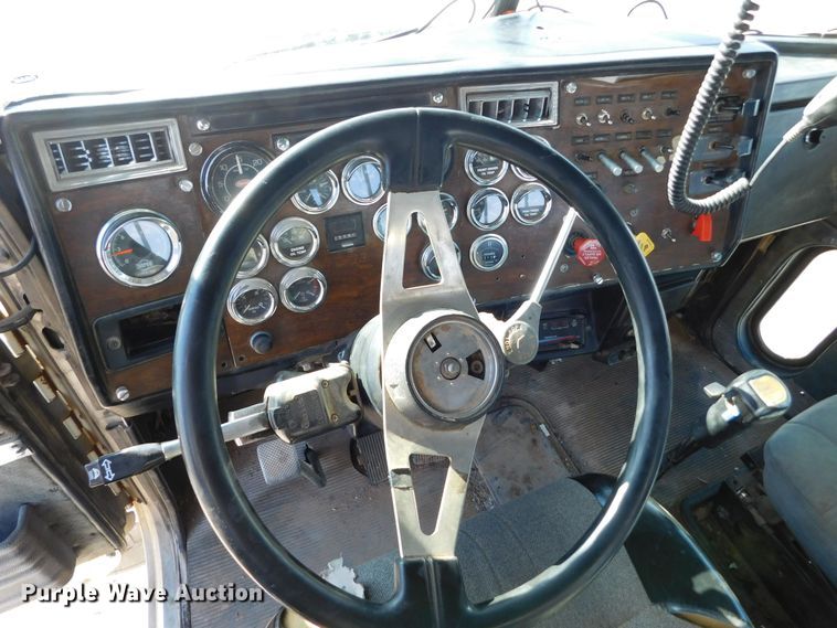 image for item DM2552 1988 Peterbilt 378  semi truck