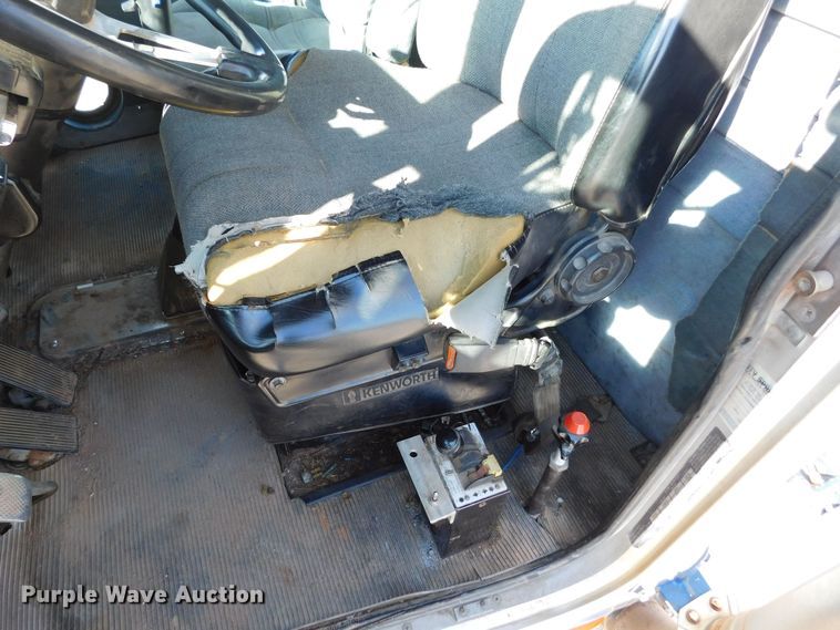 image for item DM2552 1988 Peterbilt 378  semi truck