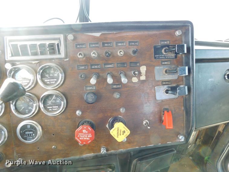 image for item DM2552 1988 Peterbilt 378  semi truck