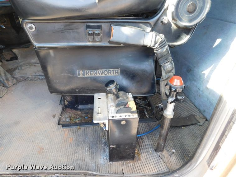 image for item DM2552 1988 Peterbilt 378  semi truck