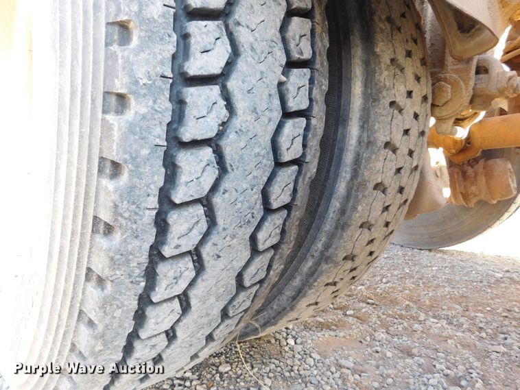 image for item DM2552 1988 Peterbilt 378  semi truck