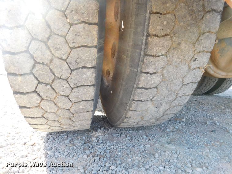 image for item DM2552 1988 Peterbilt 378  semi truck