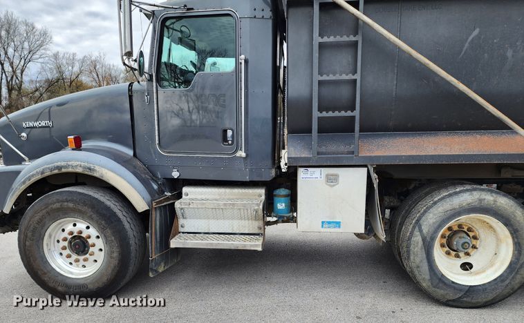 image for item DM4895 2003 Kenworth T800  dump truck