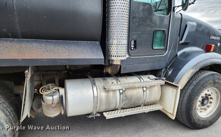 image for item DM4895 2003 Kenworth T800  dump truck