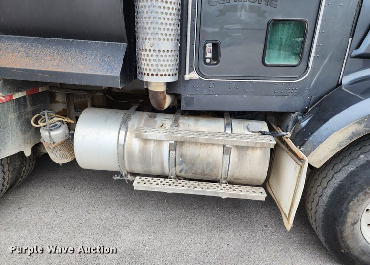 image for item DM4895 2003 Kenworth T800  dump truck