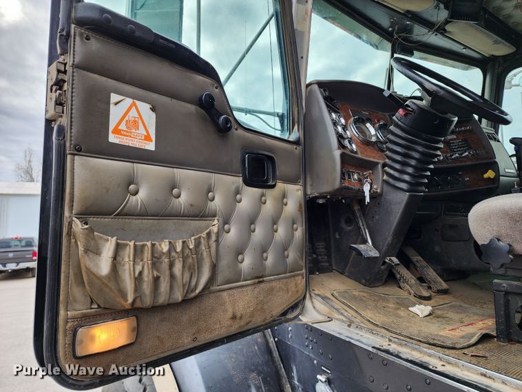 image for item DM4895 2003 Kenworth T800  dump truck