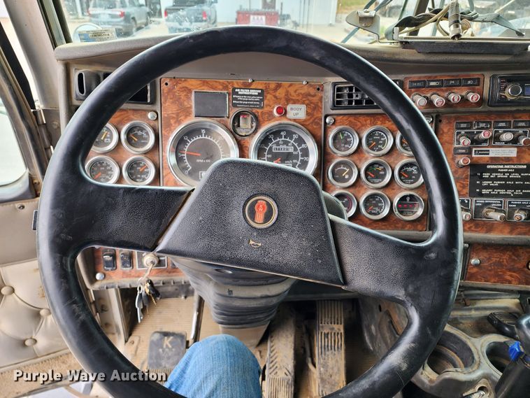 image for item DM4895 2003 Kenworth T800  dump truck