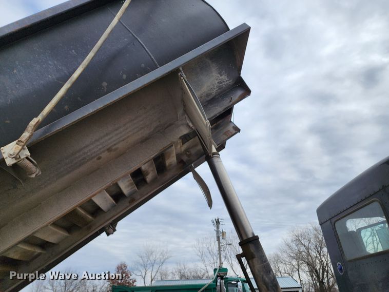 image for item DM4895 2003 Kenworth T800  dump truck