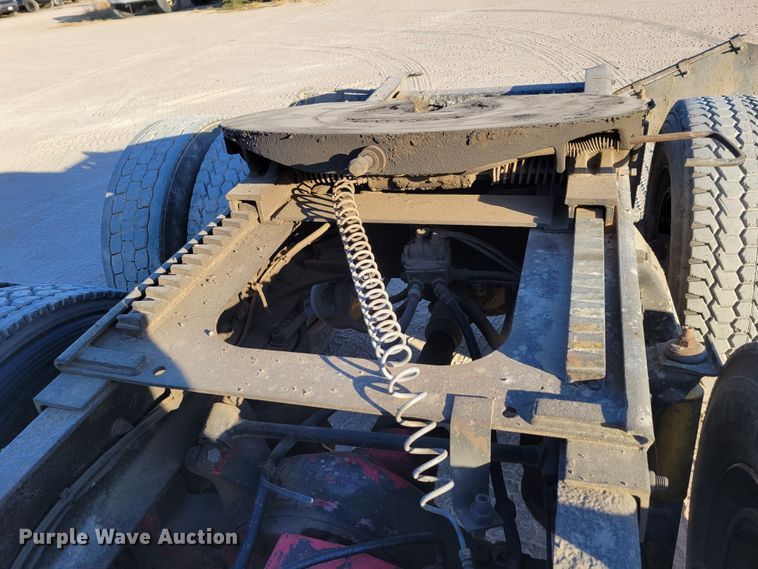 image for item DM8080 1993 Freightliner FLD120  semi truck