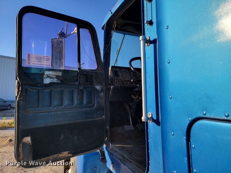 image for item DM8080 1993 Freightliner FLD120  semi truck