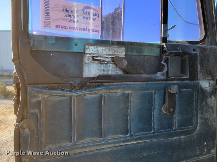 image for item DM8080 1993 Freightliner FLD120  semi truck