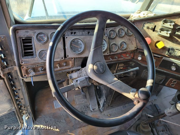 image for item DM8080 1993 Freightliner FLD120  semi truck