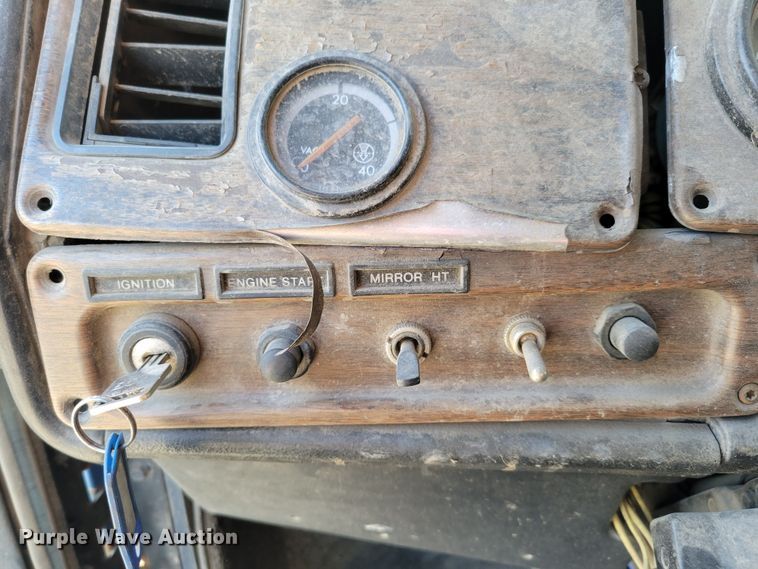 image for item DM8080 1993 Freightliner FLD120  semi truck