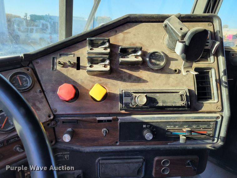 image for item DM8080 1993 Freightliner FLD120  semi truck