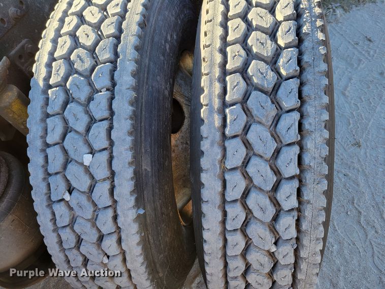 image for item DM8080 1993 Freightliner FLD120  semi truck