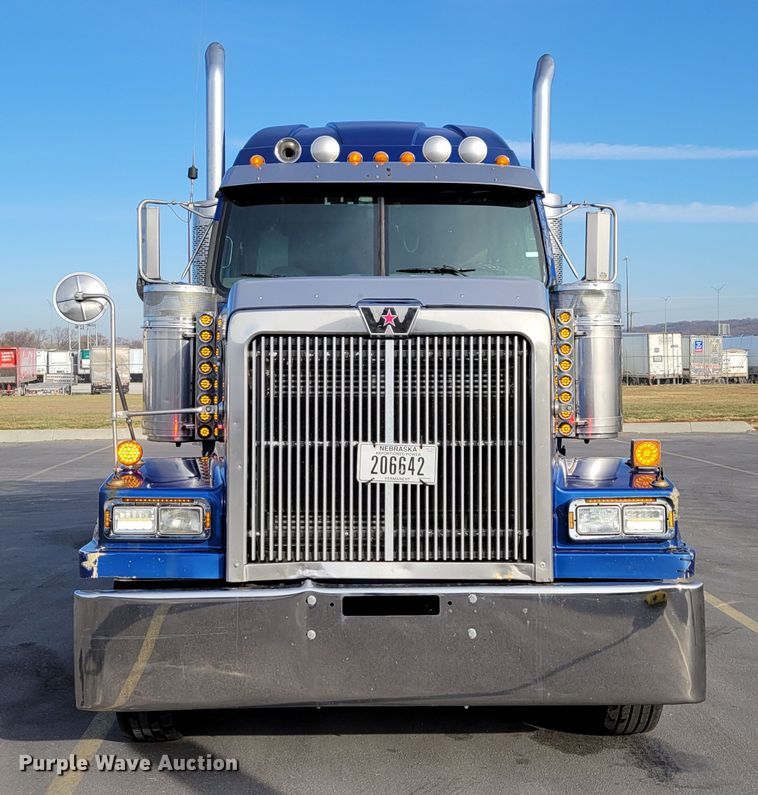 image for item DM8138 2003 Western Star 4900EX  semi truck