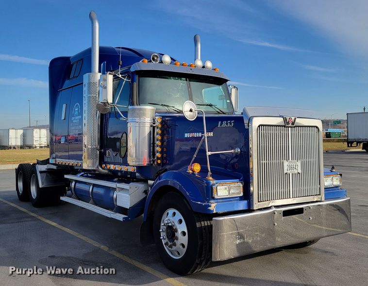 image for item DM8138 2003 Western Star 4900EX  semi truck