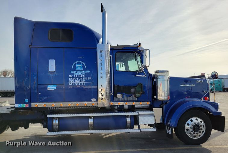 image for item DM8138 2003 Western Star 4900EX  semi truck