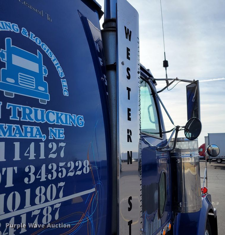 image for item DM8138 2003 Western Star 4900EX  semi truck