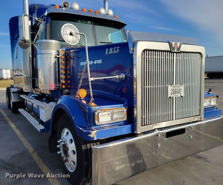 image for item DM8138 2003 Western Star 4900EX  semi truck