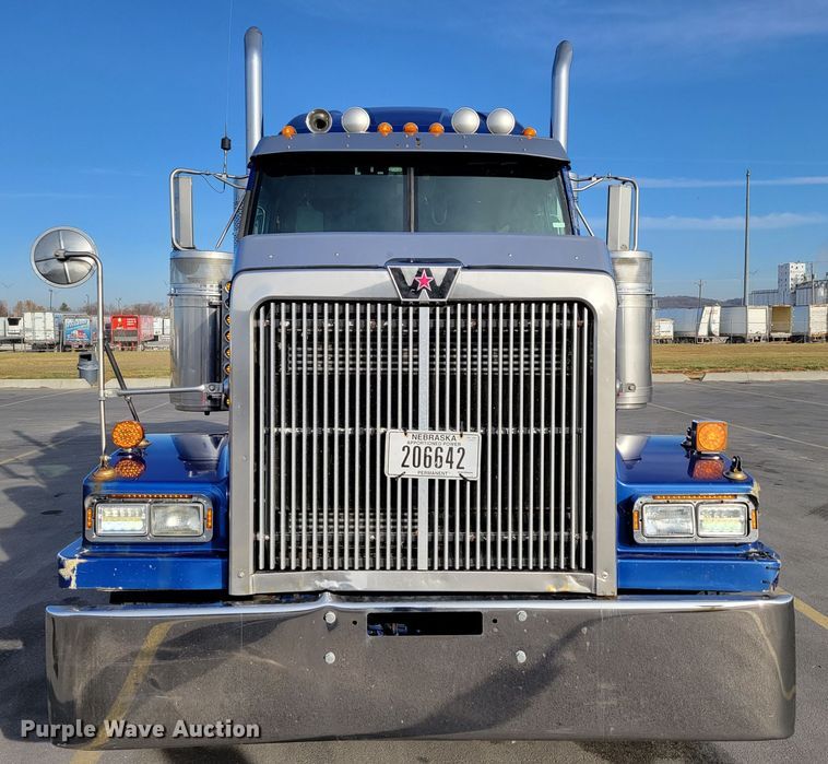 image for item DM8138 2003 Western Star 4900EX  semi truck