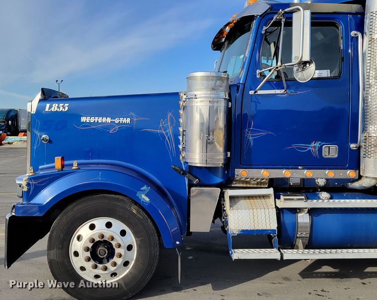 image for item DM8138 2003 Western Star 4900EX  semi truck