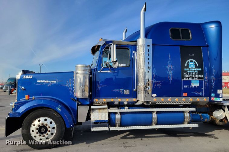 image for item DM8138 2003 Western Star 4900EX  semi truck