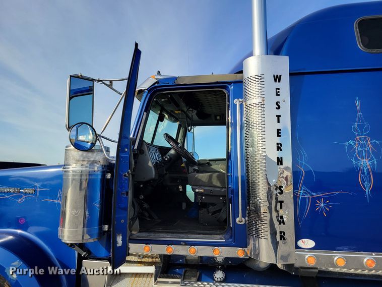 image for item DM8138 2003 Western Star 4900EX  semi truck