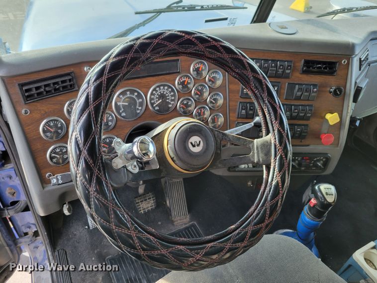 image for item DM8138 2003 Western Star 4900EX  semi truck