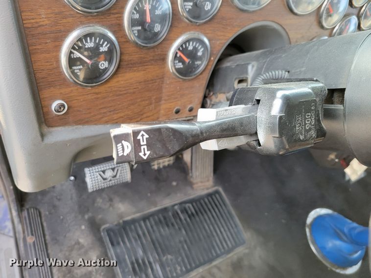 image for item DM8138 2003 Western Star 4900EX  semi truck