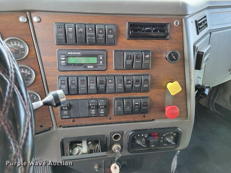 image for item DM8138 2003 Western Star 4900EX  semi truck