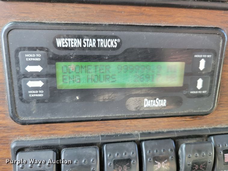 image for item DM8138 2003 Western Star 4900EX  semi truck