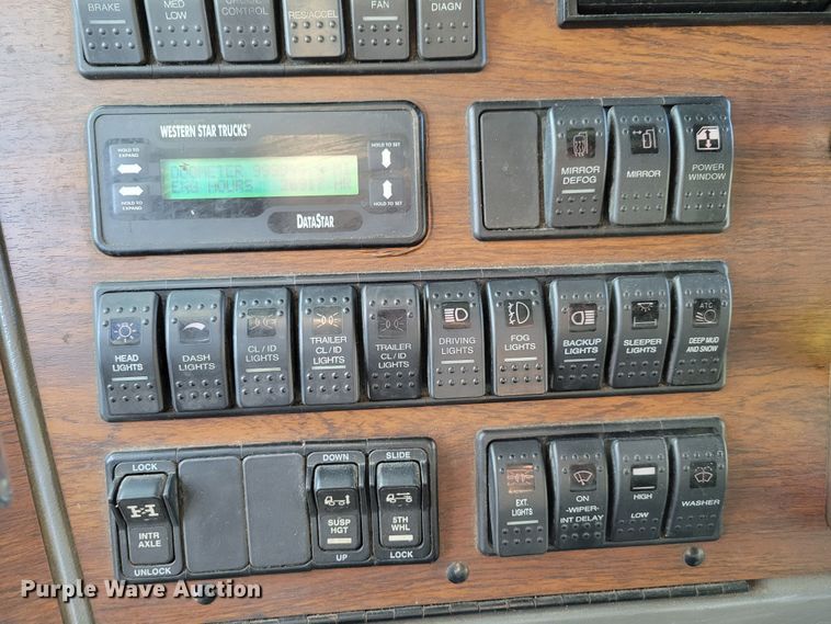 image for item DM8138 2003 Western Star 4900EX  semi truck