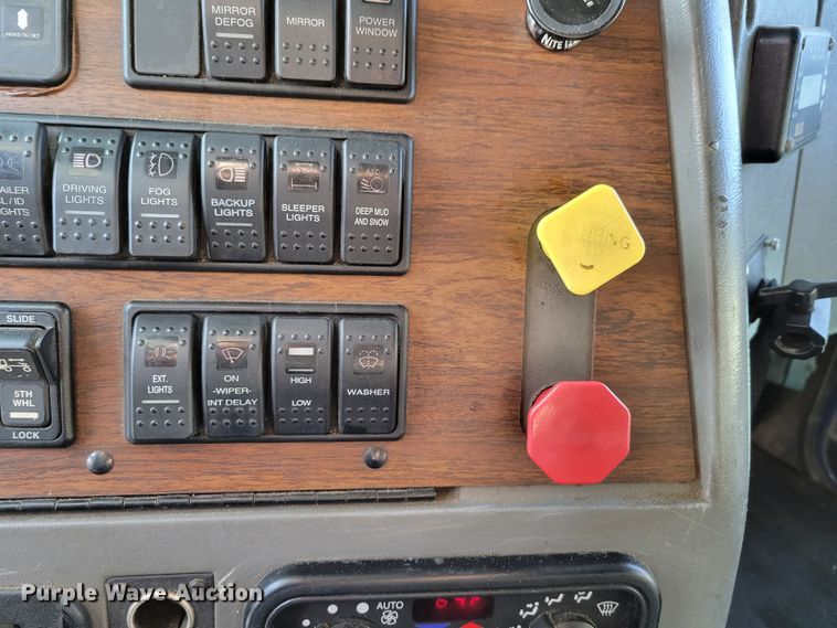 image for item DM8138 2003 Western Star 4900EX  semi truck