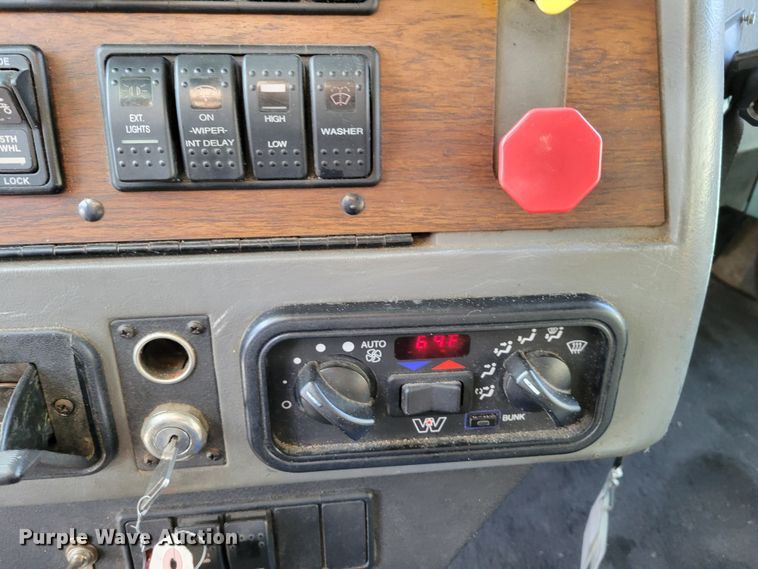 image for item DM8138 2003 Western Star 4900EX  semi truck