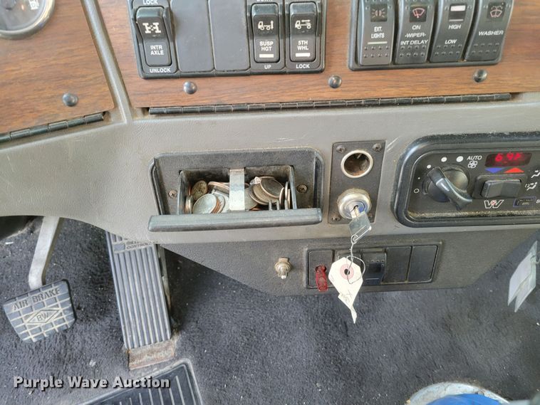 image for item DM8138 2003 Western Star 4900EX  semi truck