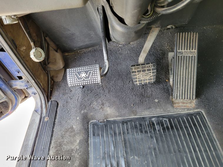 image for item DM8138 2003 Western Star 4900EX  semi truck