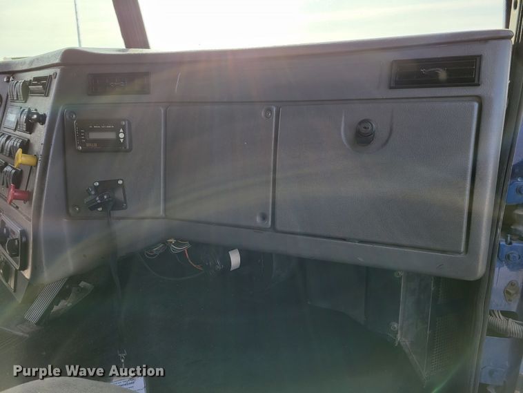 image for item DM8138 2003 Western Star 4900EX  semi truck