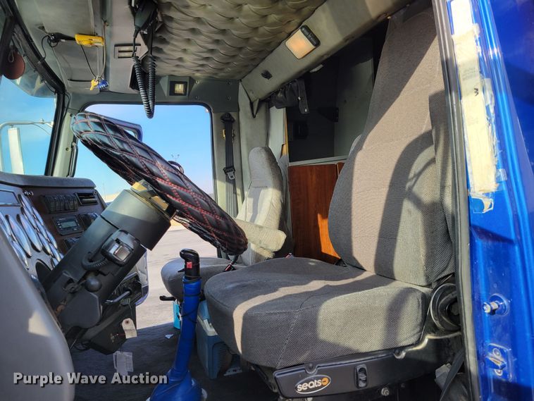 image for item DM8138 2003 Western Star 4900EX  semi truck